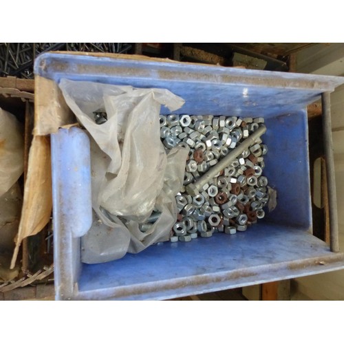 511 - 10 metal trays, incl various screws, nuts etc