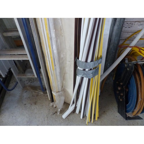 513 - Large qty of plastic cable channel etc