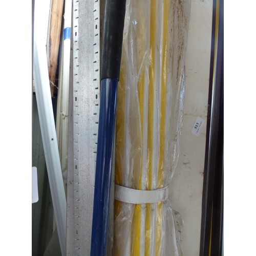 513 - Large qty of plastic cable channel etc