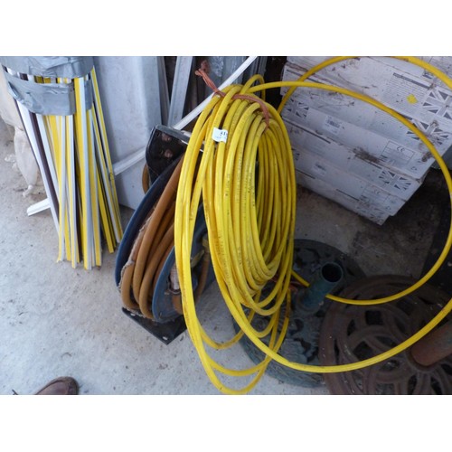 515 - Wall mounted airline hose & yellow air pipe