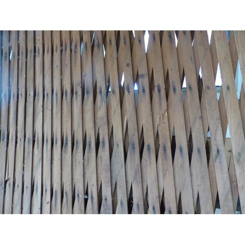 520 - 2 x wooden lattice fence