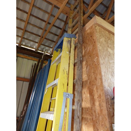 533 - 8 tread electricians stepladder & wooden ladder