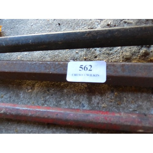 562 - 2 x crowbars, cold chisel, bar