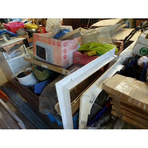 577 - 2 x pallets of various misc items, incl hessian, ceiling loft hatches etc – all electricals to be te... 