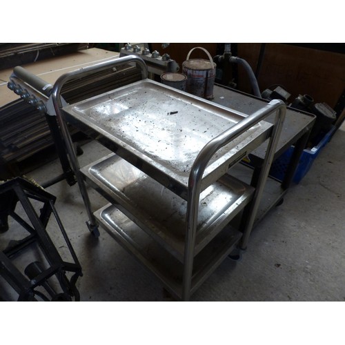 580 - Aluminium 3 tear trolley & 2 tear plastic trolley