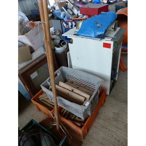 591 - 2 x crates of wooden handles, box of scrapes & 2 scrapes with handles