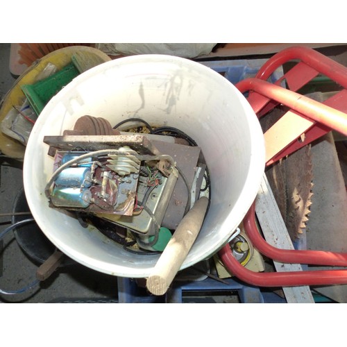 596 - Qty of various misc items, incl galvanised bucket, sawblades, screws, metal etc