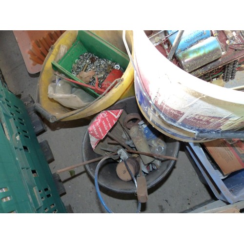 596 - Qty of various misc items, incl galvanised bucket, sawblades, screws, metal etc