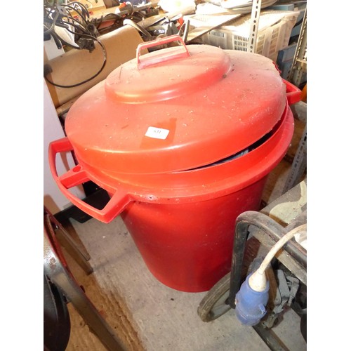 631 - Red lid dustbin, incl coil of rope