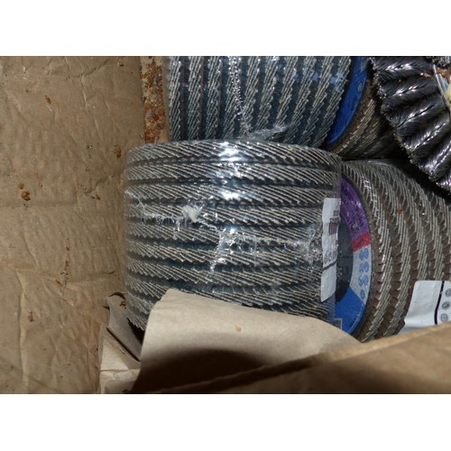 652 - Box inc. qty of 4” disc flaps wire disc brushes etc