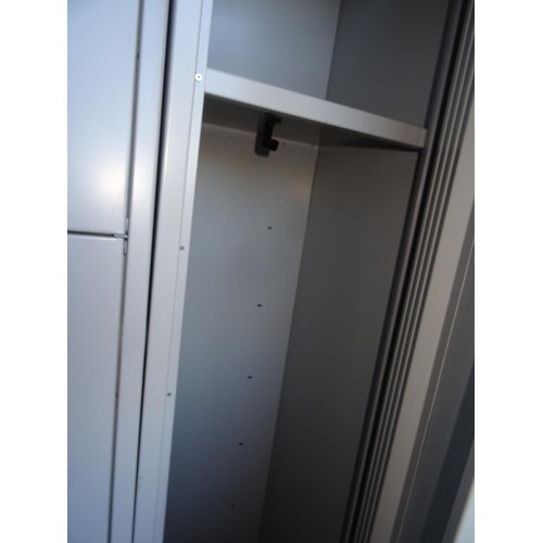 684 - 3 x metal lockable cabinets