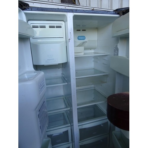 699 - Daewoo American style fridge freezer sold as spares