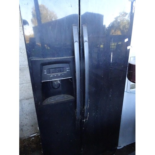 699 - Daewoo American style fridge freezer sold as spares