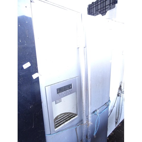 699 - Daewoo American style fridge freezer sold as spares