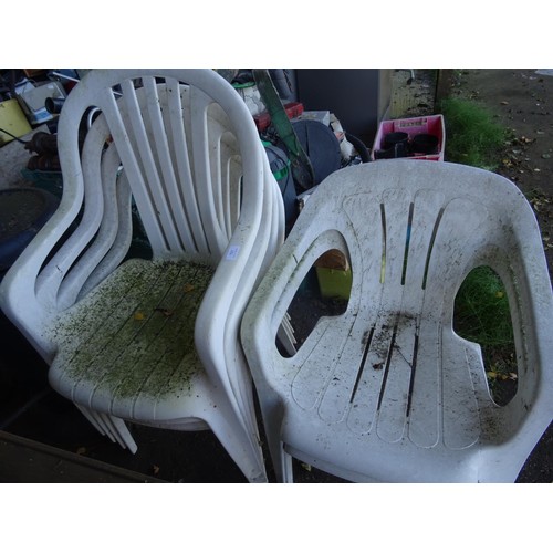 717 - 5 x white garden chairs