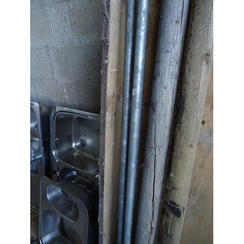 739 - 3 x galvanised metal pipes