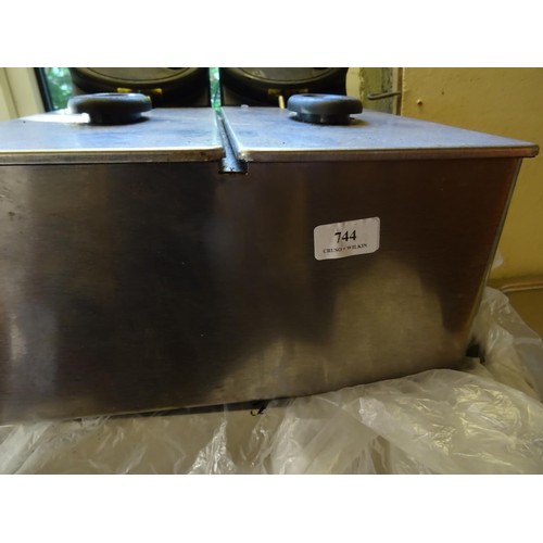 744 - 5 items of stainless steel industrial cookware incl, meat warming lamp, icemaker, heated cabinet, ch... 