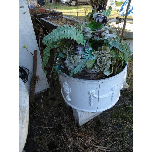 832 - Round metal planter