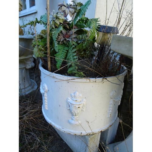 832 - Round metal planter