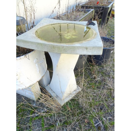 833 - Modern bird bath garden ornament