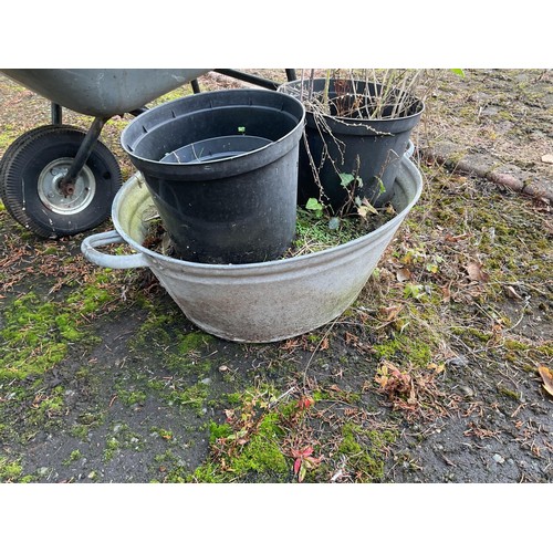 804 - Small garden wheelbarrow & small galvanised bath