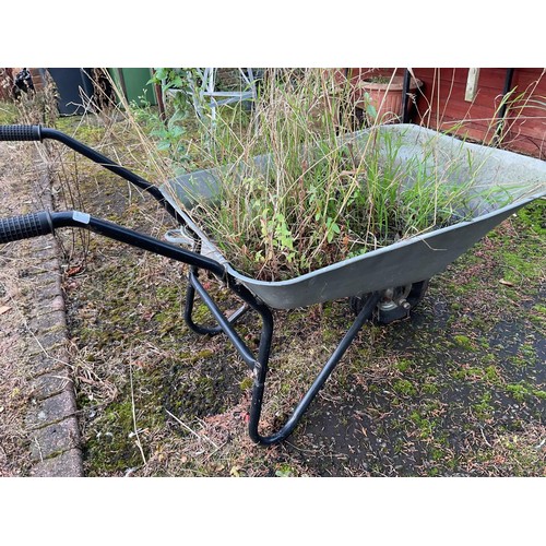 804 - Small garden wheelbarrow & small galvanised bath