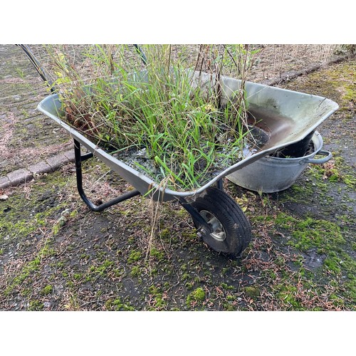 804 - Small garden wheelbarrow & small galvanised bath