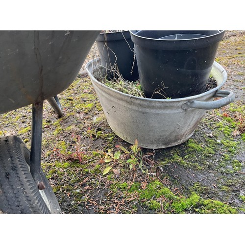 804 - Small garden wheelbarrow & small galvanised bath