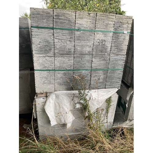 392 - 2 x pallets of grey breezeblocks