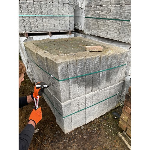 395 - 1 x pallets of grey breezeblocks