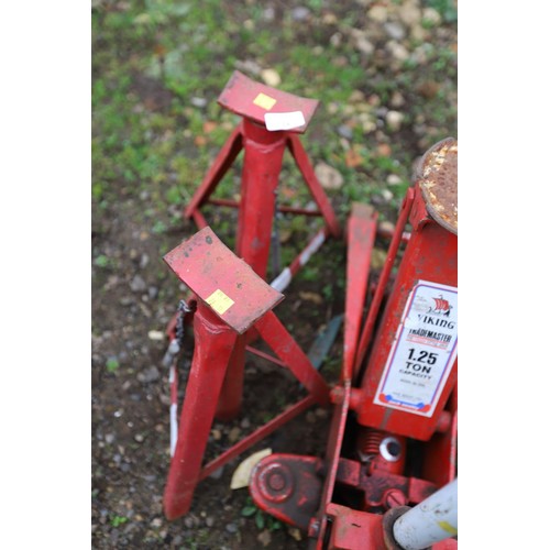 52 - Red jack & 2 axle stands