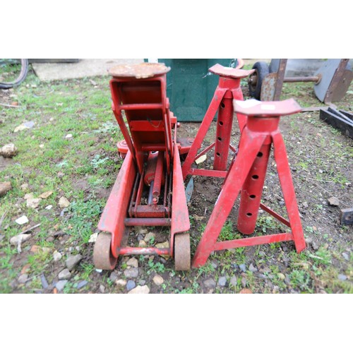 52 - Red jack & 2 axle stands