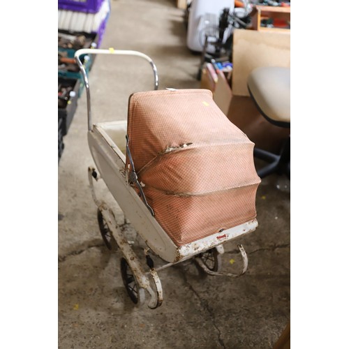 193 - Vintage child's pram triang