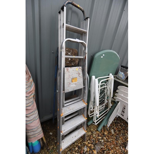 11 - 2 pairs of steps & 1 small aluminium ladder with side rail