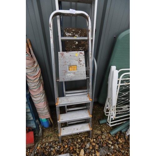 11 - 2 pairs of steps & 1 small aluminium ladder with side rail