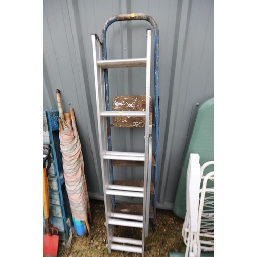 11 - 2 pairs of steps & 1 small aluminium ladder with side rail