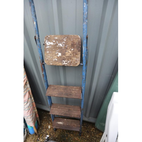 11 - 2 pairs of steps & 1 small aluminium ladder with side rail