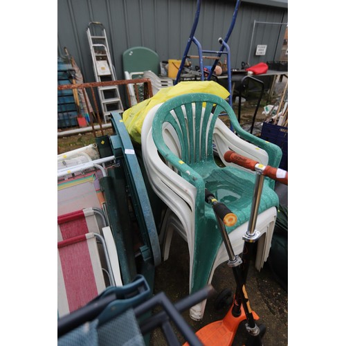 51 - Misc garden furniture, incl plastic, folding, reclining chairs, table, lounger & cushions