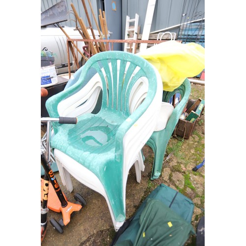 51 - Misc garden furniture, incl plastic, folding, reclining chairs, table, lounger & cushions