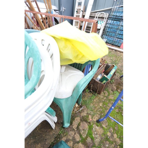 51 - Misc garden furniture, incl plastic, folding, reclining chairs, table, lounger & cushions