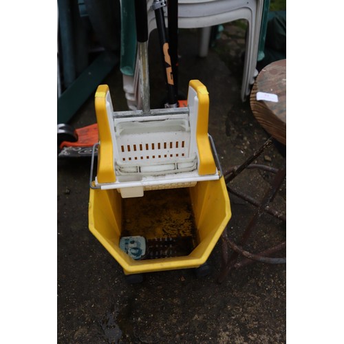 53 - Stool & mop bucket