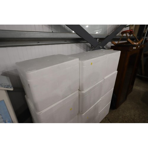 110 - Polystyrene boxes with lids