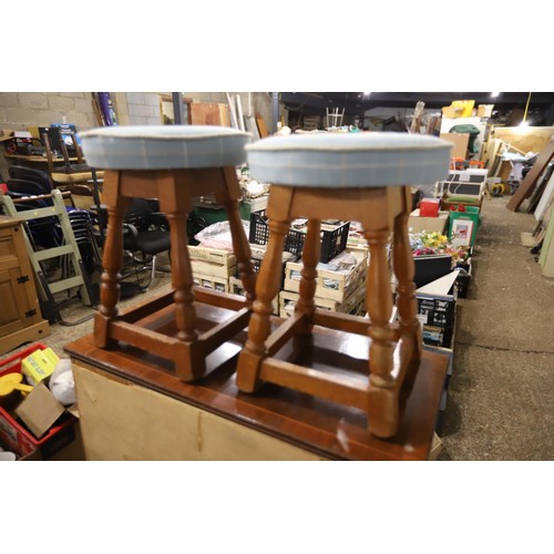 230 - Pair of stools & tv cabinet