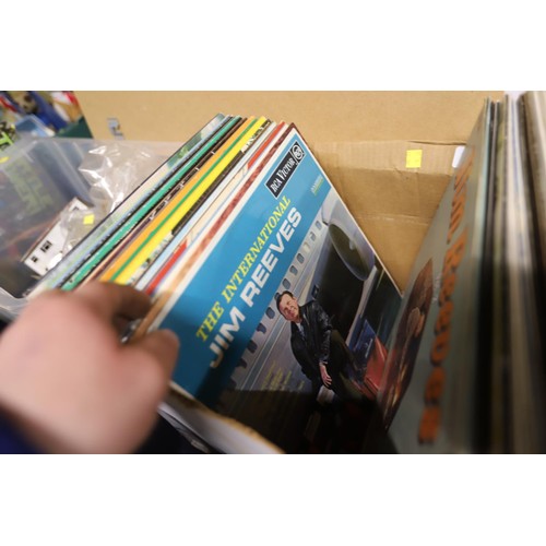 285 - Box or records/vinyls