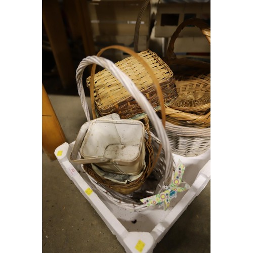 323 - Box of various wicker flower baskets