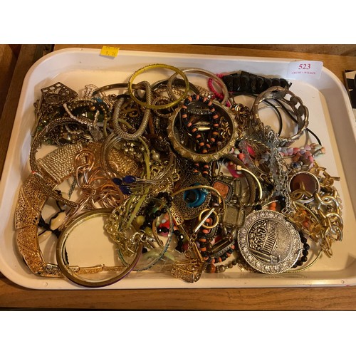 523 - Tray of costume jewellery