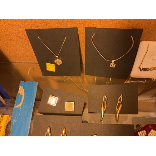 524 - Boxed & carded jewellery