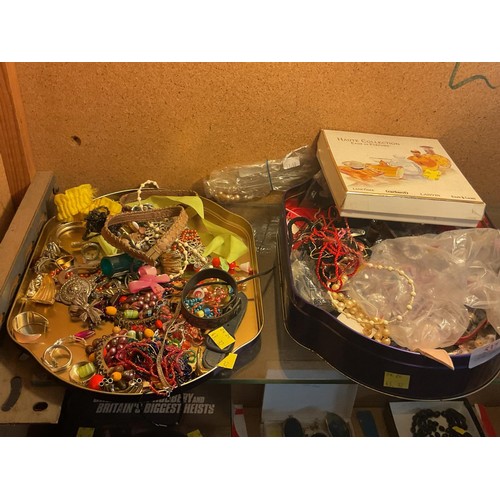 537 - Tin of costume jewellery, beads, earrings, rings, etc