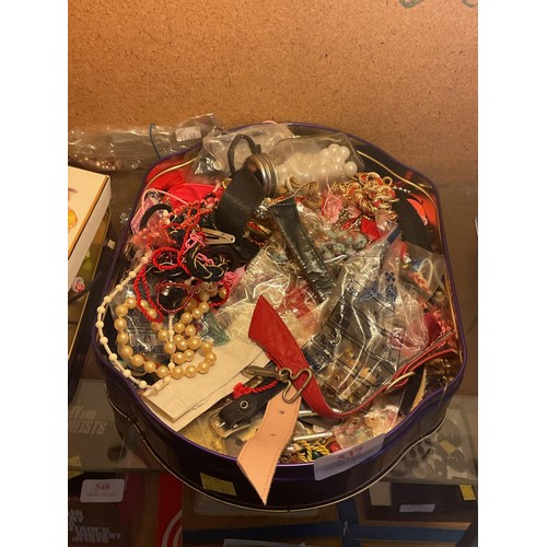 537 - Tin of costume jewellery, beads, earrings, rings, etc