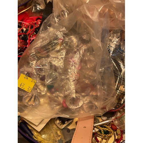 537 - Tin of costume jewellery, beads, earrings, rings, etc